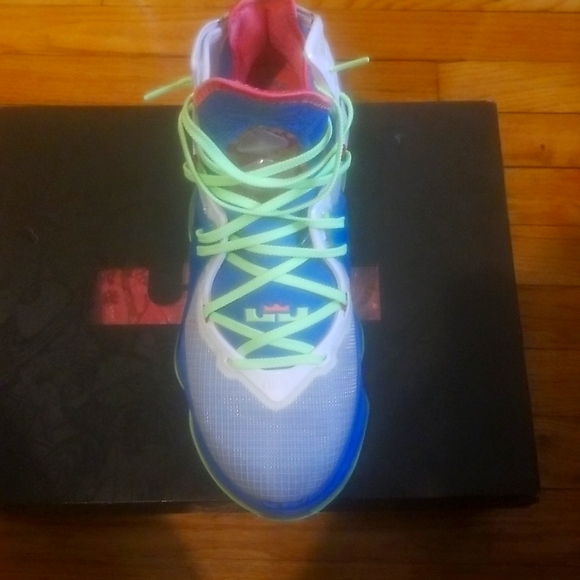 Lebron XIX - Picture 3 of 12